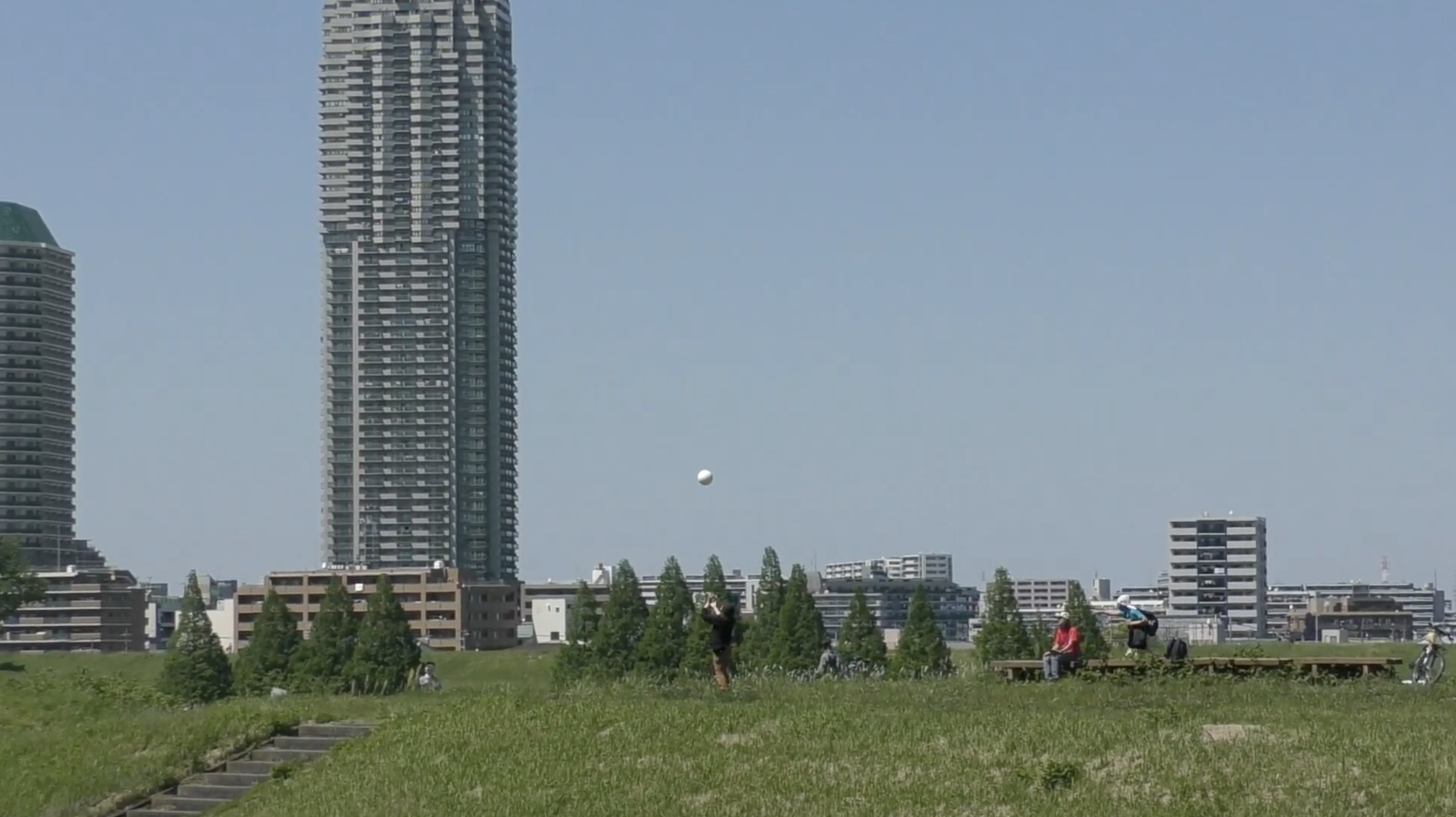 Still image from “Tossing Up, Catching Down” by Kitayama Seiko. (Photo courtesy of Edge Zones)